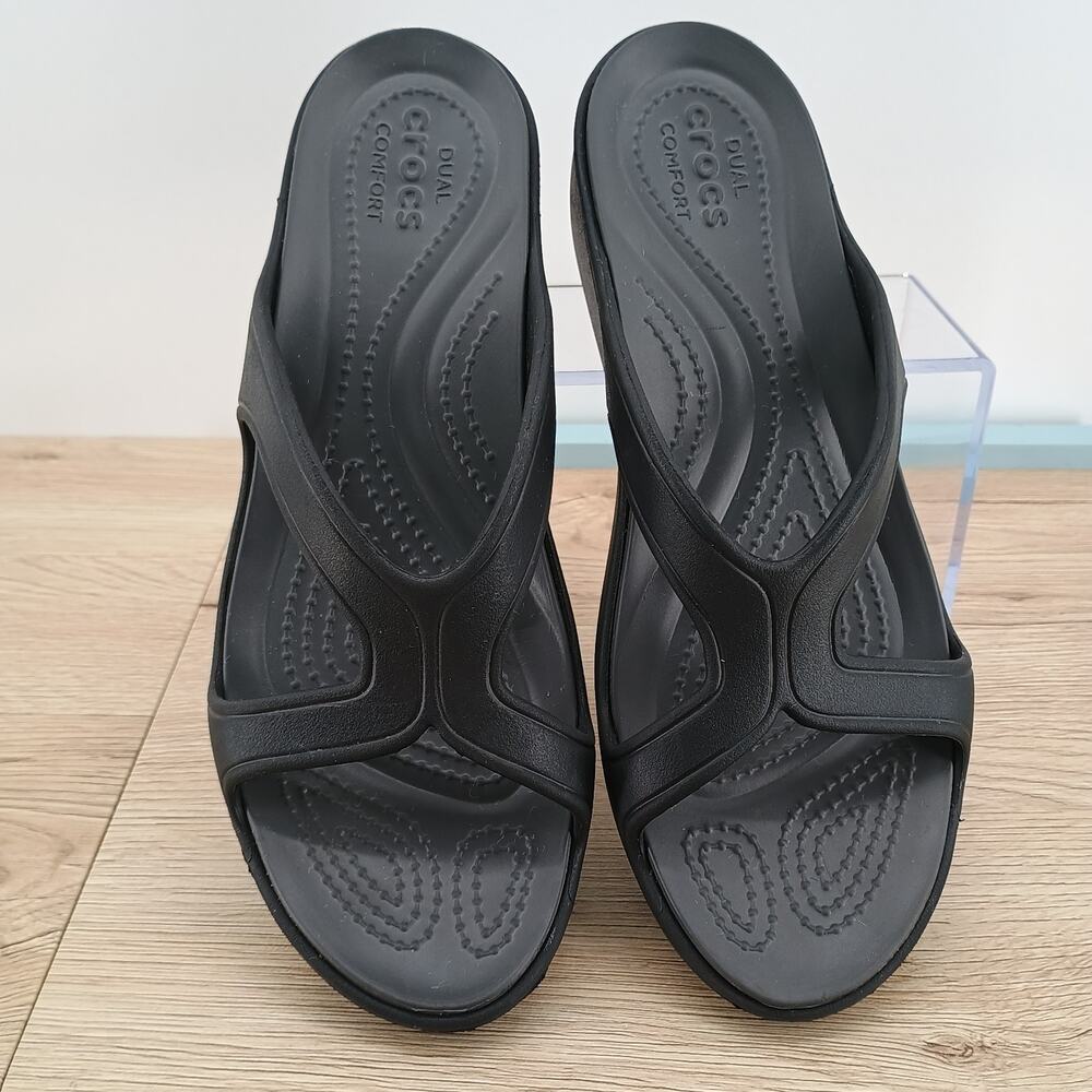 Crocs Sanrah Wedge Sandals Women's 8 Black Grey Dual Comfort Strappy Slides
